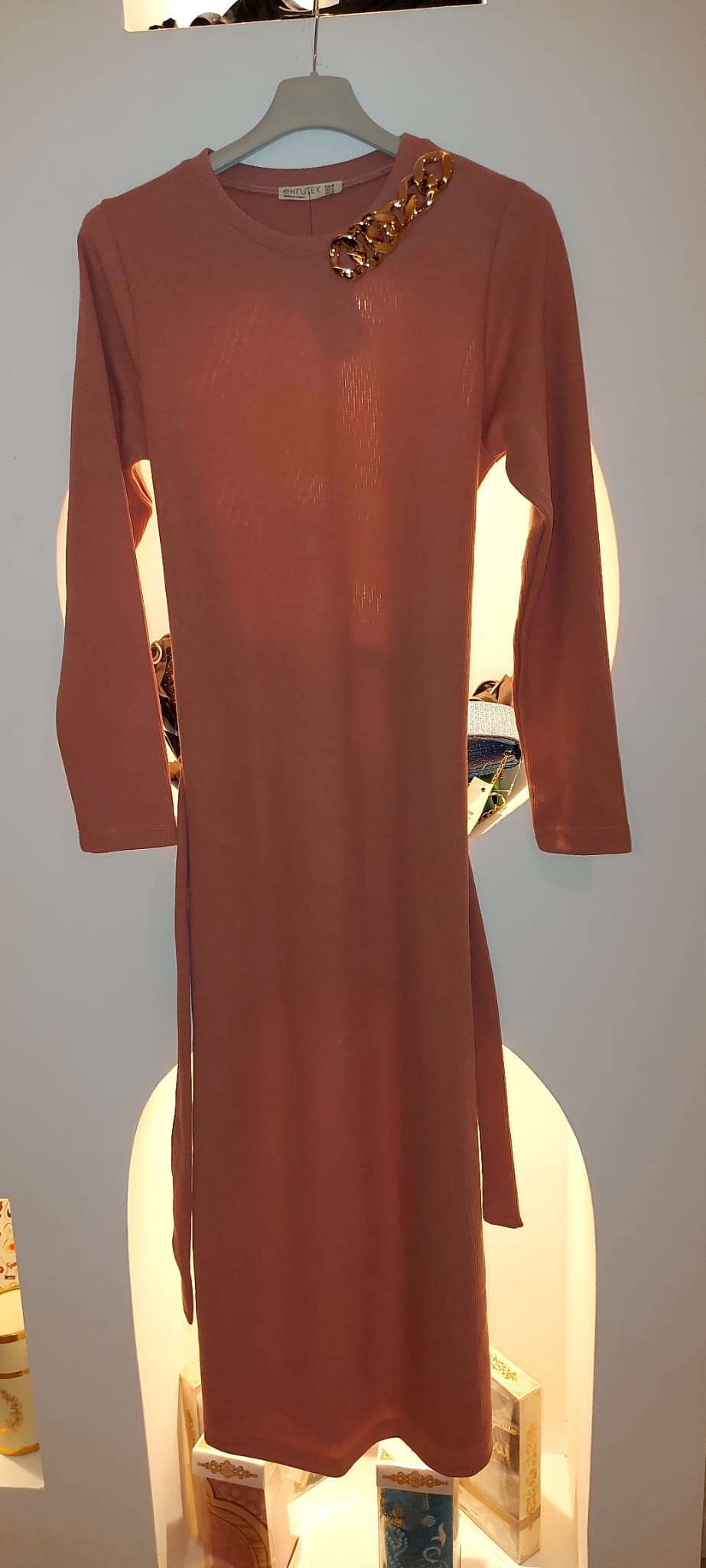 Jurk met gouden ketting