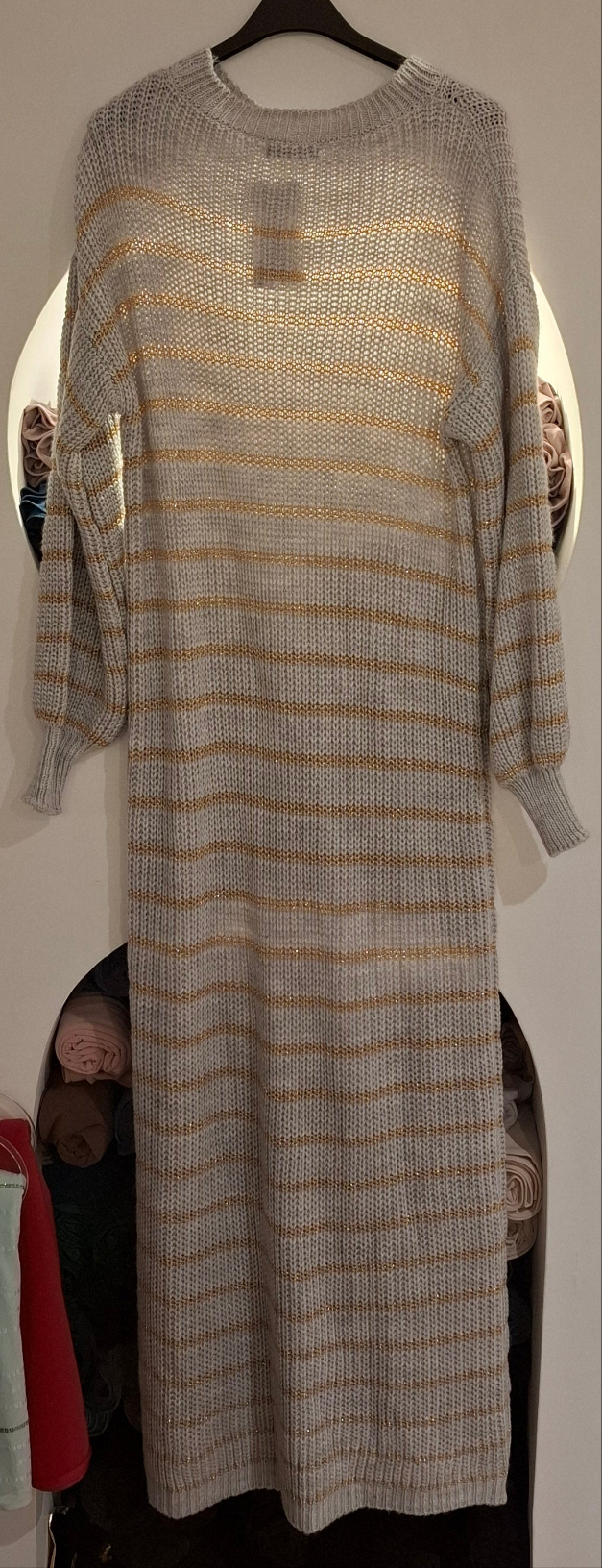 Lange gebreide trui met goude strepen