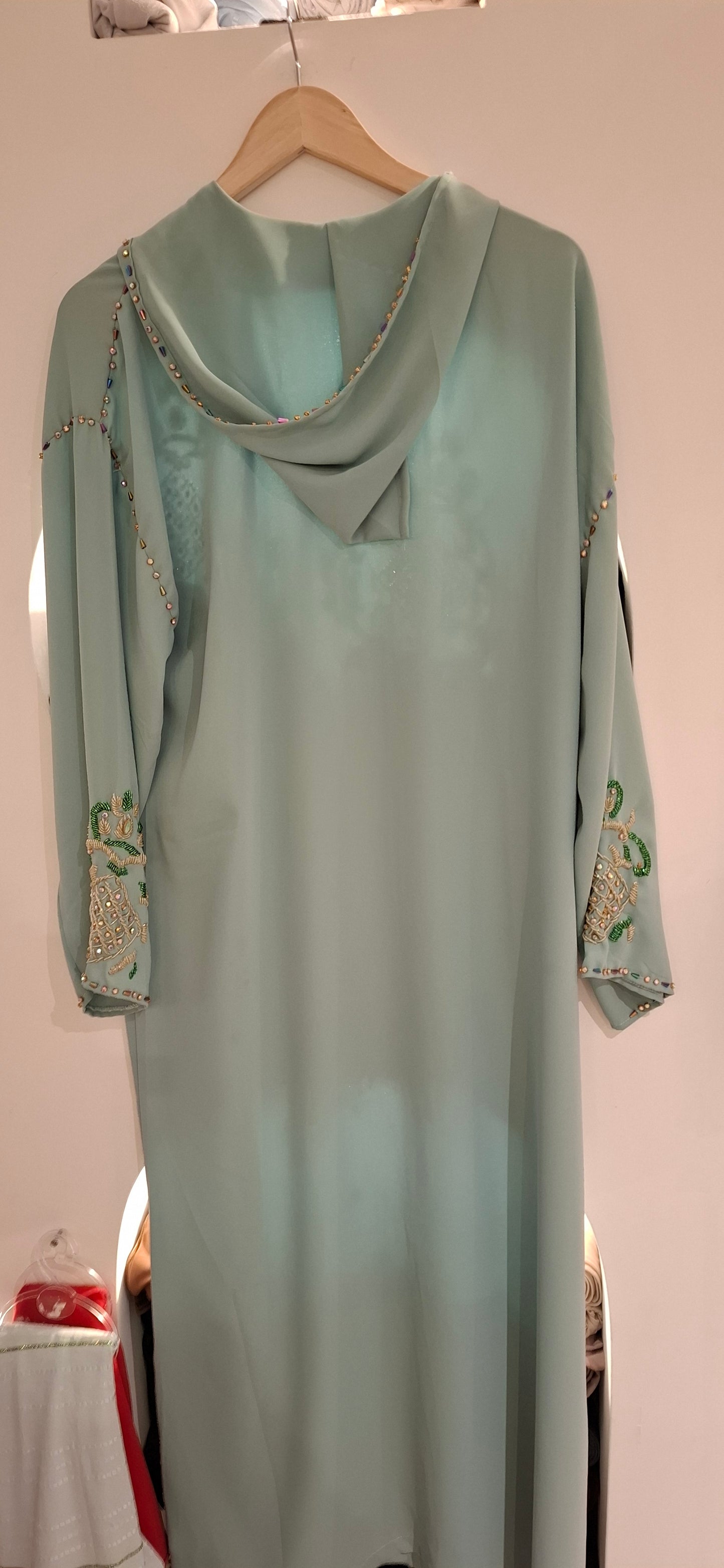 Groene jeleba met steentjes